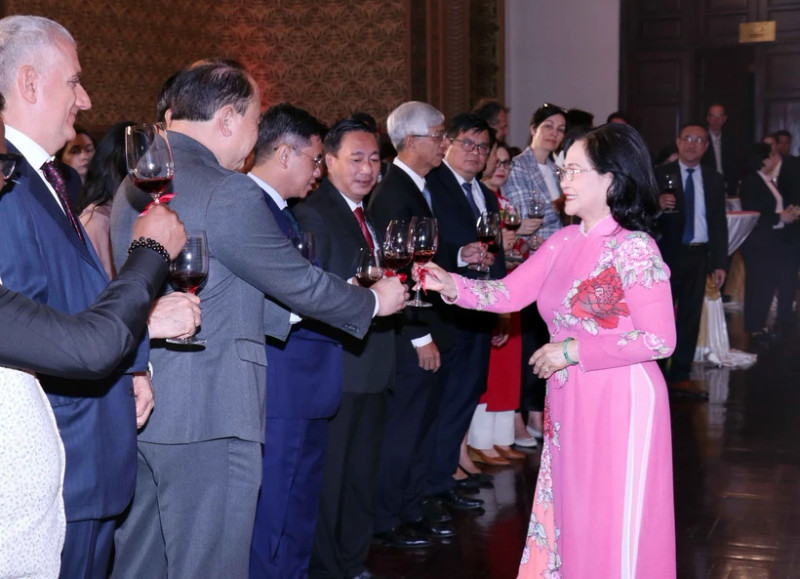 胡志明市领导人会见外国机构代表。（图片来源：越通社）