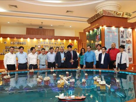 古巴劳动者中央工会高级代表团造访位于头顿市的越俄合资企业Vietsovpetro。