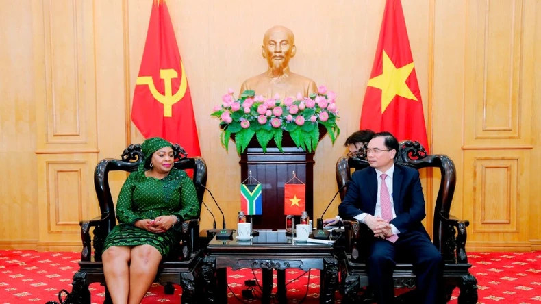 越南胡志明国家政治学院副院长杨忠意会见非洲人国民大会副秘书长莫库亚尼。