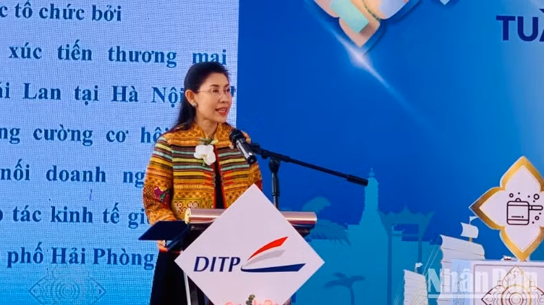 泰国驻越大使乌拉瓦迪·斯里菲罗米亚女士在开幕式上发表讲话。 泰国驻越大使乌拉瓦迪·斯里菲罗米亚女士在开幕式上发表讲话。