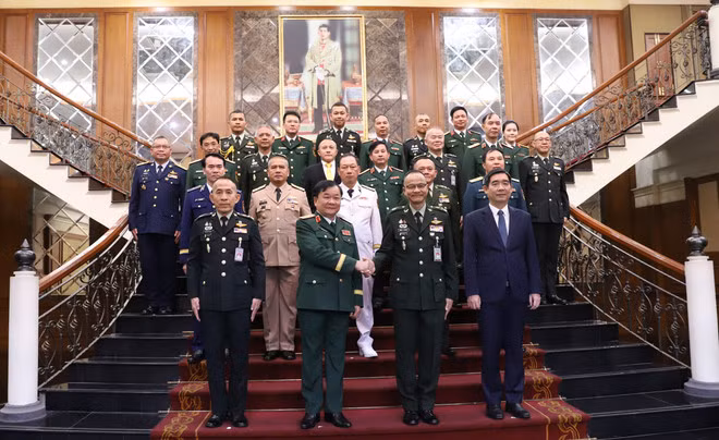 出席第六次越南-泰国国防政策对话的代表合影。