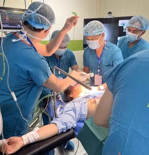 越南人民军军医学院103军医院各位专家协助老挝人民军103中央医院专业小组进行肾移植手术。