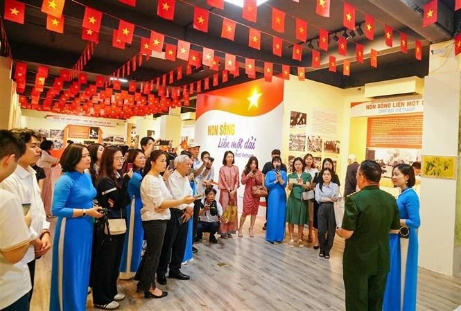 “祖国江山归一”专题展开幕，展示近150份资料合实物。