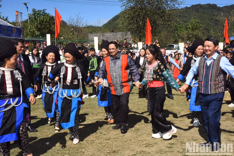 越南政府总理范明正和莱州省各民族同胞。