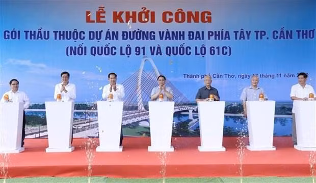 政府总理范明正出席芹苴市以西环路项目动工仪式。