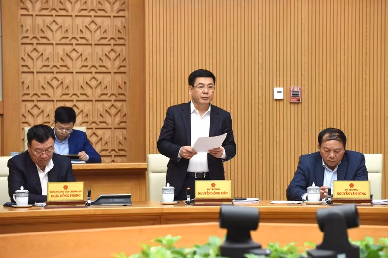 越南工贸部部长阮鸿延在会上发言。
