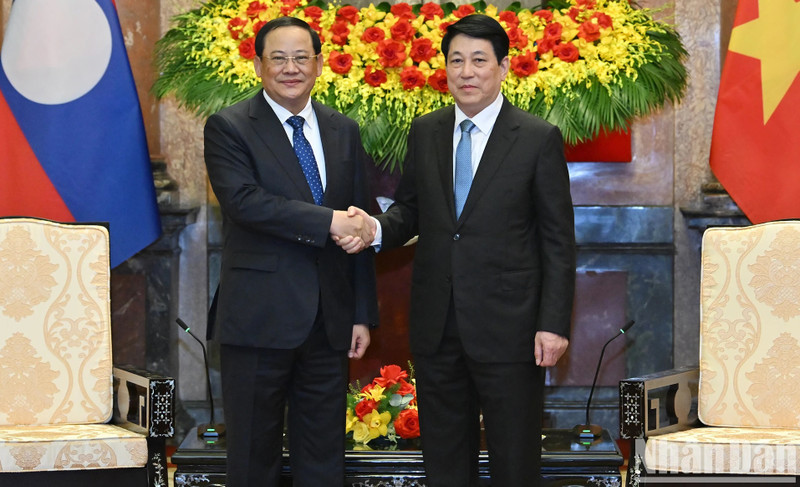 越南国家主席梁强会见老挝总理宋赛·西潘敦。（水原 摄）