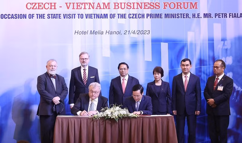 范明正总理与彼得•菲亚拉总理共同出席两国企业和机构合作协议的签署。