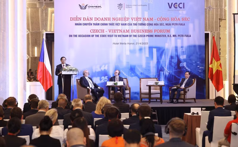 范明正总理在论坛上发言。