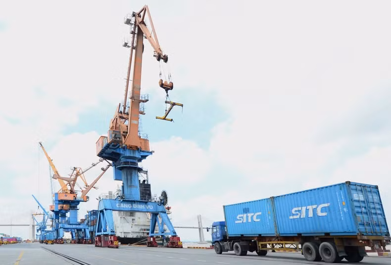 在亭武港(海防)装卸进出口货物集装箱。(德英 摄) 在亭武港(海防)装卸进出口货物集装箱。(德英 摄)