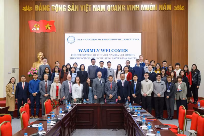越南友好组织联合会主席潘英山会见耶稣基督后期圣徒教会（摩门教会）志愿者训练中心代表。（图片来源：VUFO）