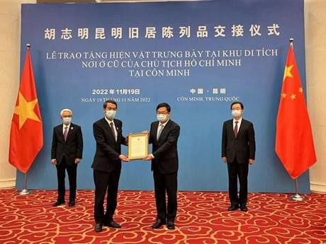 向中国昆明市胡志明主席遗迹区赠送胡志明主席塑像和遗物。