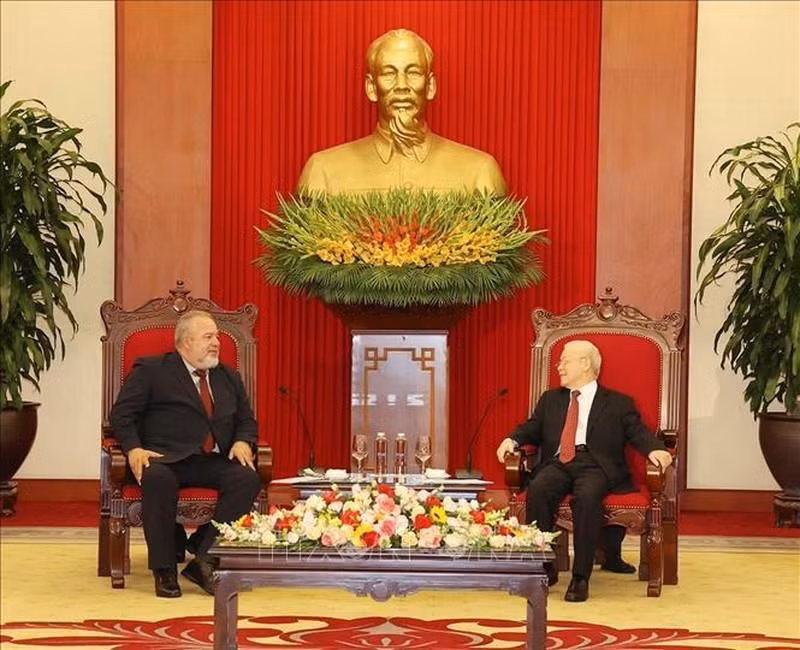 越共中央总书记阮富仲会见古巴总理曼努埃尔·马雷罗。