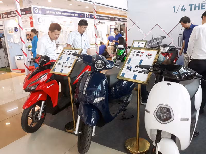 游客参观展位。