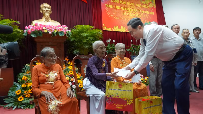 国会主席陈青敏向各位英雄母亲赠送慰问品。