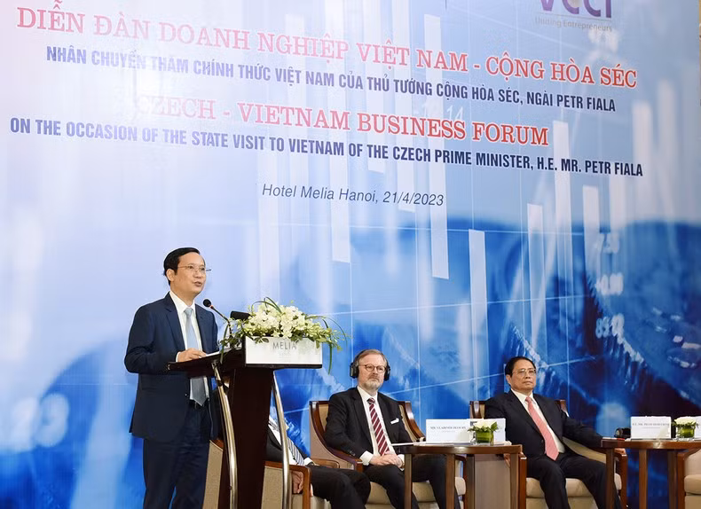 越南工商会主席范进攻在论坛上发表讲话。