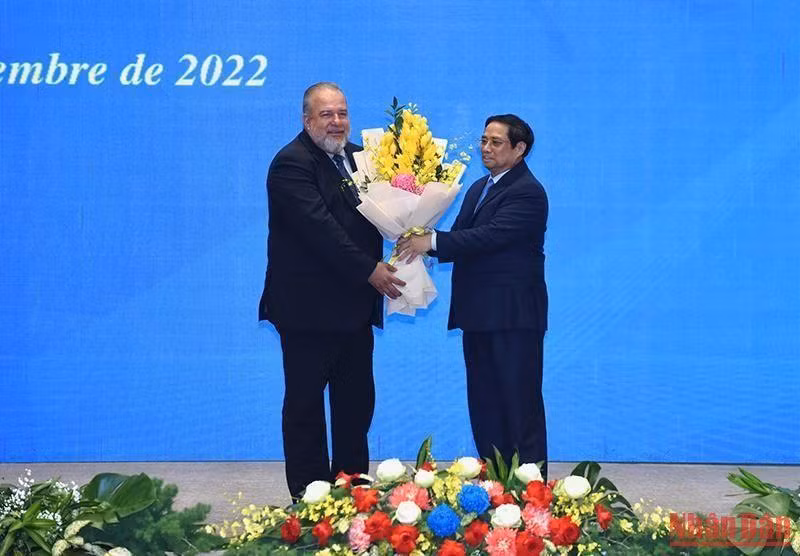 越南政府总理范明正向古巴总理曼努埃尔·马雷罗·克鲁斯赠送鲜花。