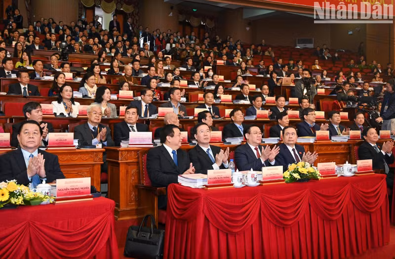 越南国会主席王廷惠，越共中央书记处常务书记武文赏，国会常务副主席陈青敏，胡志明国家政治学院院长阮春胜，越共中央宣教部部长阮重义与各位代表一同出席2022年文化工作研讨会。