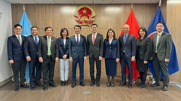 越南常驻联合国代表团团长邓黄江大使与胡志明共青团中央委员会常务书记阮玉良一行合影。