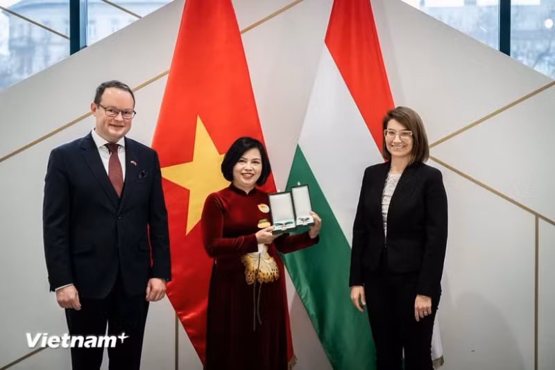 匈牙利向越南驻匈大使阮氏碧草授予十字勋章。