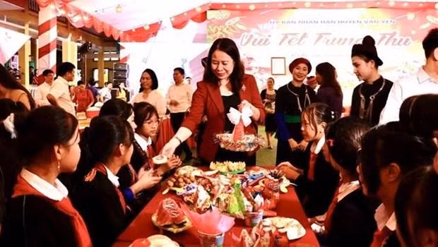 越南国家副主席武氏映春向学生们赠送中秋节慰问品。（图片来源：越通社）