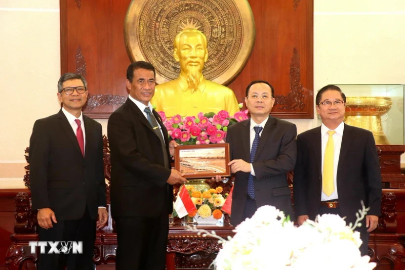 芹苴市市委书记阮文孝向印度尼西亚农业部部长安迪·阿姆兰·苏莱曼赠送纪念品。