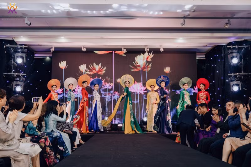 在越南妇女博物馆举行的奥黛秀。