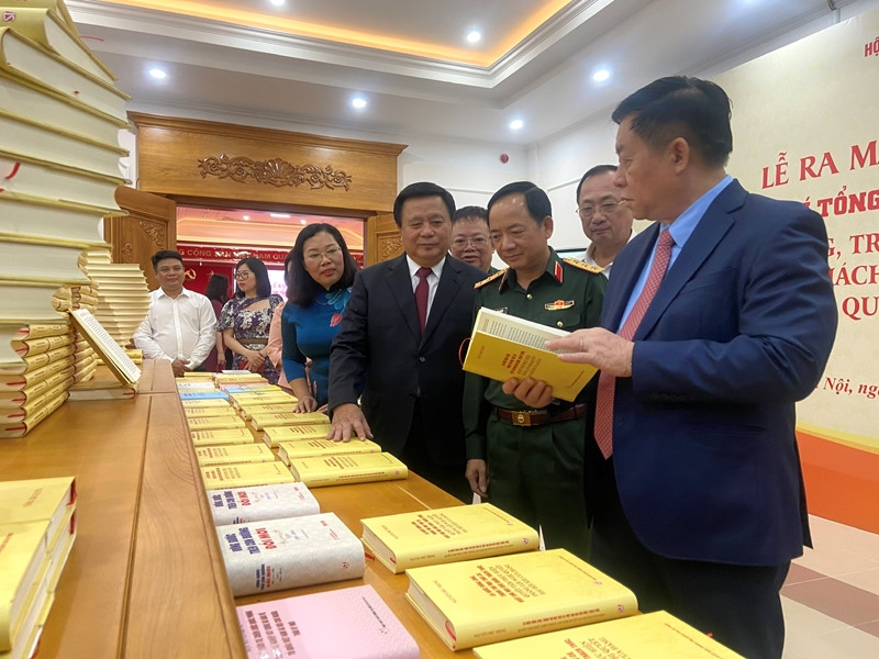 各位代表参观新书展示区。