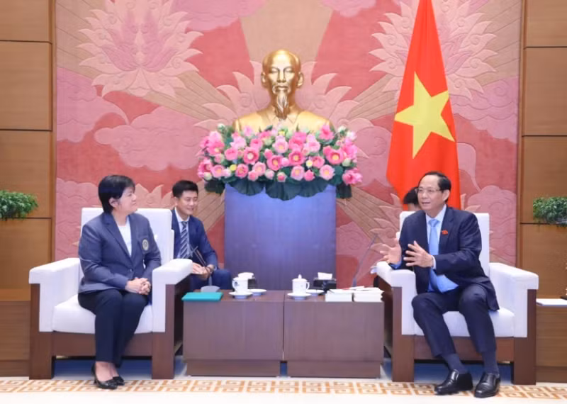 越南国会副主席陈光方会见了乌隆他尼皇家大学校长Kanisara Thanasunthornsakul。