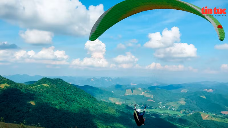 对滑翔伞爱好者来说，和平省乐山乡是一个理想且安全的飞行地点，这里拥有有利的地形以及美丽的风景。