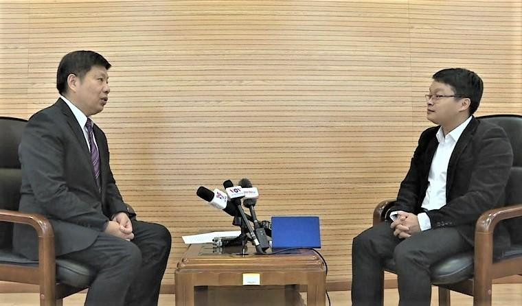 许利平（左）接受本报常驻中国记者的采访。
