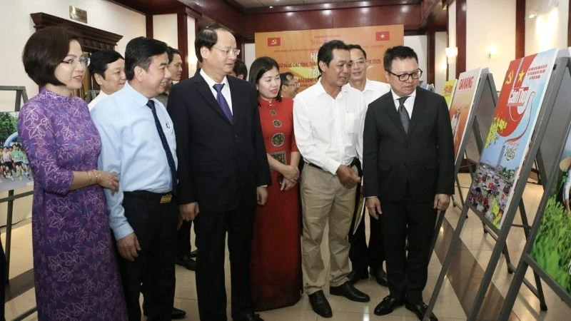 各位代表在研讨会期间参观展览。