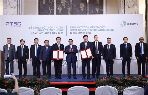范明正总理与两国政府各部委、机构领导共同出席了两国各机构和地方间的合作协议的签署仪式。