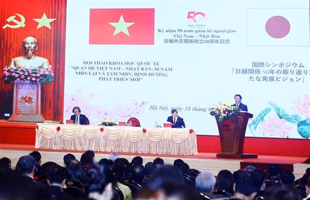 胡志明国家政治学院院长阮春胜发表讲话。