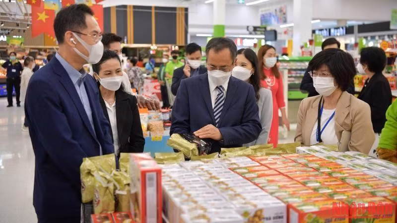 越南驻泰国大使潘志成参观越南展位。