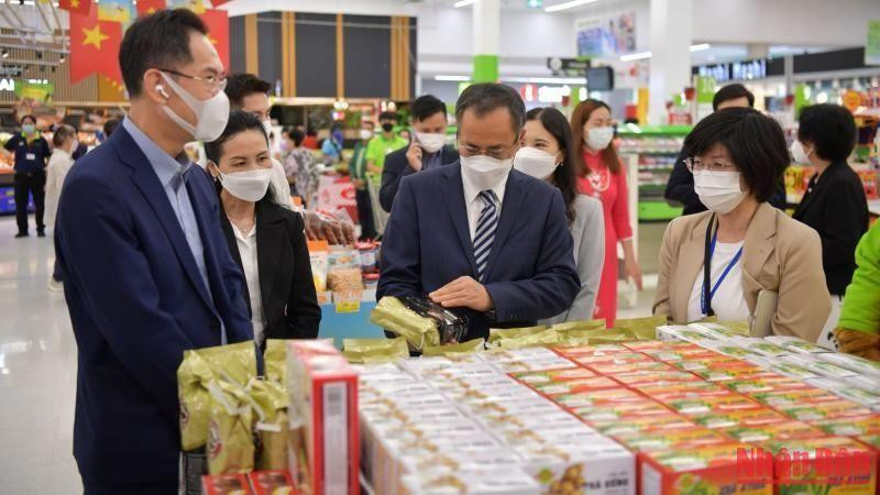 越南驻泰国大使潘志成参观越南展位。