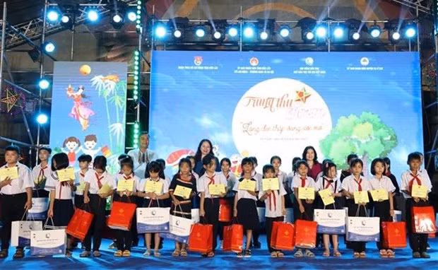 越南国家副主席武氏映春向250名处境困难而学习成绩优异儿童颁发助学金。