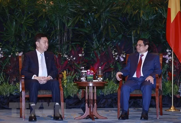 政府总理范明正会见吉宝集团总裁卢振华。