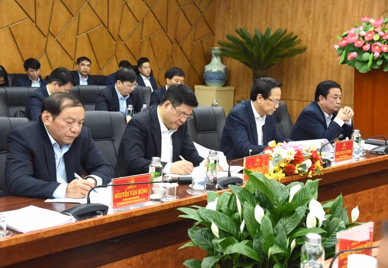政府各部委领导人出席会议。