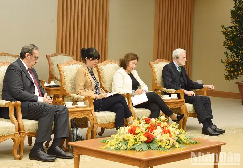 陪同葡萄牙外长若昂·戈麦斯·克拉维尼奥代表团成员。