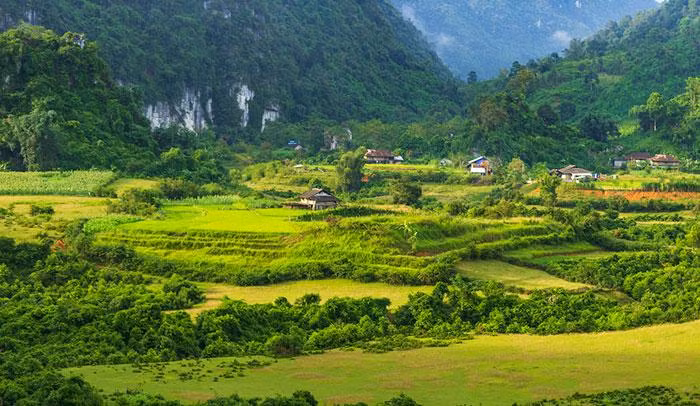 山谷位于居民区附近，道路交通便利，摩托车可以到达。