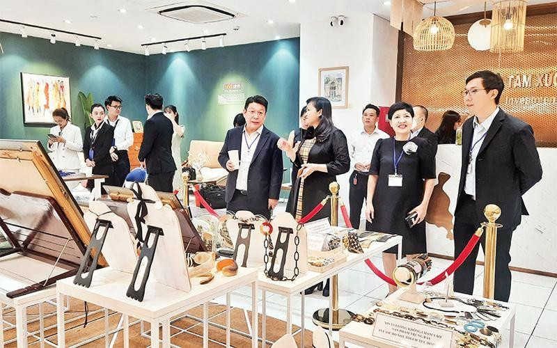 新加坡企业代表参观胡志明市贸易与投资促进中心。