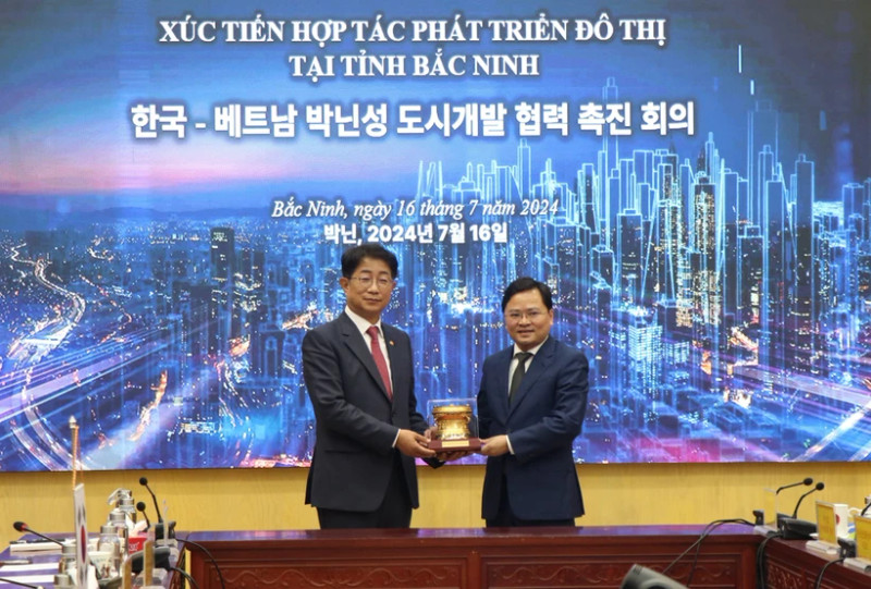 北宁省委书记阮英俊向韩国国土交通部长官朴相佑赠送纪念品。