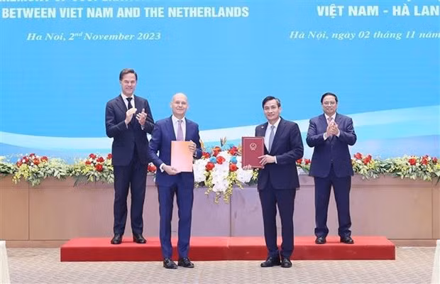 两位领导见证两国各部门、行业和协会关于重要矿产勘探和可持续开采、海关、投资和贸易等领域的4项合作文件的签署。