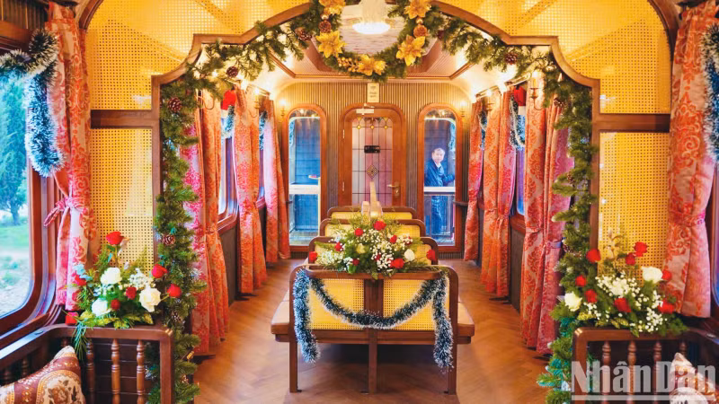 车厢设计豪华精致，融合了印度支那风格和法国风格。