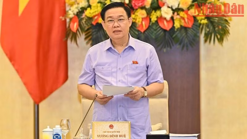 国会主席王廷惠致开幕词。