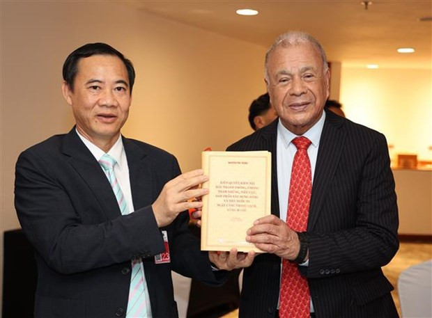 阮蔡学副部长向墨西哥劳动党总书记阿尔贝托•安纳亚赠送阮富仲总书记的《坚决打好反腐败斗争战为党风廉政建设作出贡献》一书。
