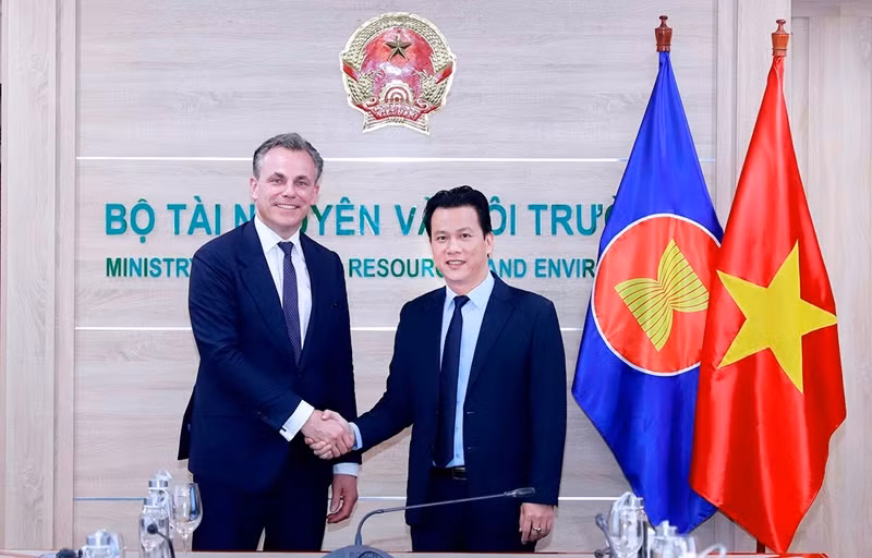 越南自然资源与环境部长邓国庆会见荷兰基础设施和水管理部长马克·哈伯斯。
