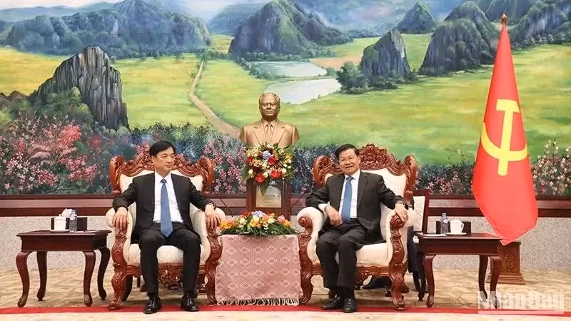 阮维玉同志拜会老挝人民革命党中央总书记、国家主席通伦·西苏里。