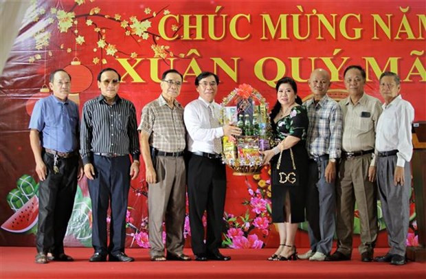 越南驻西哈努克省总领事赖春战和嘉宾们合影。